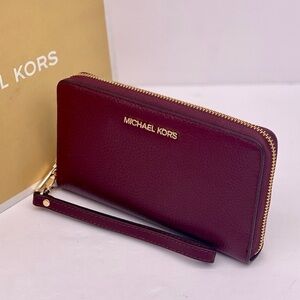 MICHAEL KORS LARGE FLAT MULTIFUNCTIONAL PHONE CASE OXBLOOD COLOR